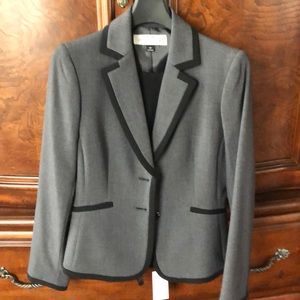 Women’s Tahari 2 piece suit garment. Size 0P.